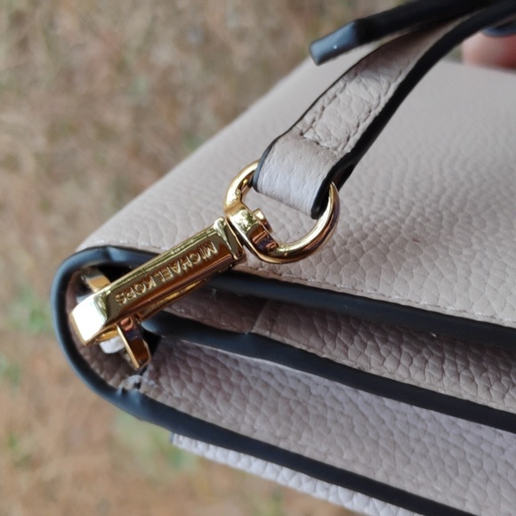 Michael Kors cell phone crossbody wallet on a chain Euc - Picture 6 of 6